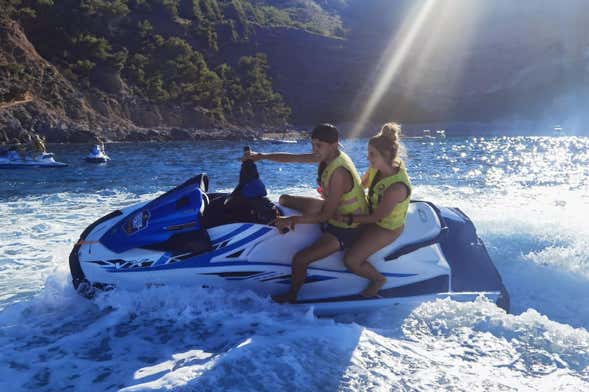Gruta de Jack Sparrow de jet ski saindo de Alcudia