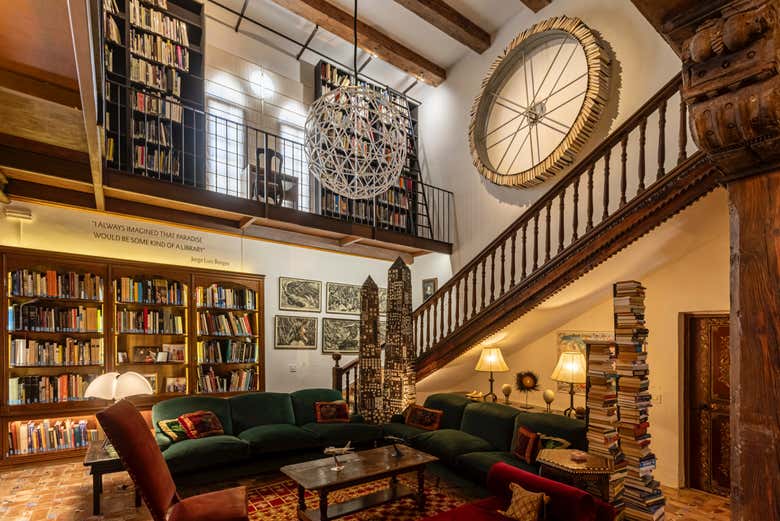 A biblioteca da Casa Hassan Fathy abriga milhares de volumes