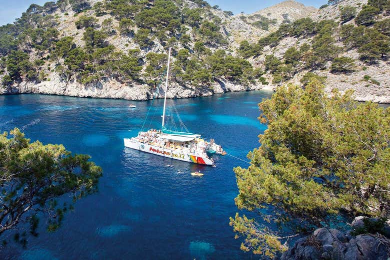 Navegando no catamarã pela baía de Alcudia