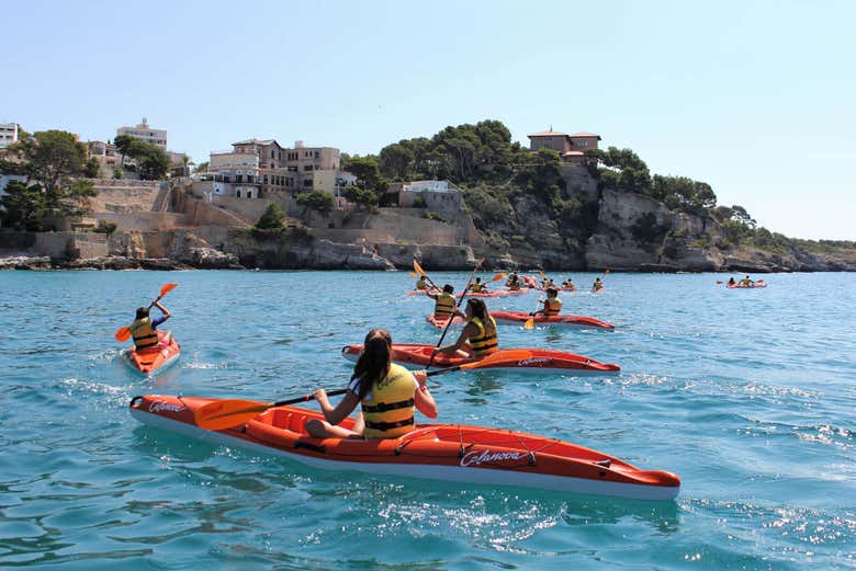 Praticando caiaque em Mallorca