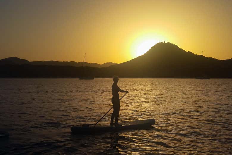 Paddle surf ao entardecer em Cala Rajada