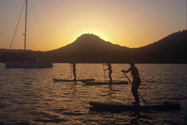 Grupo pratica paddle surf em Cala Rajada