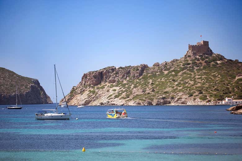 Barcos navegando pelas águas de Cabrera