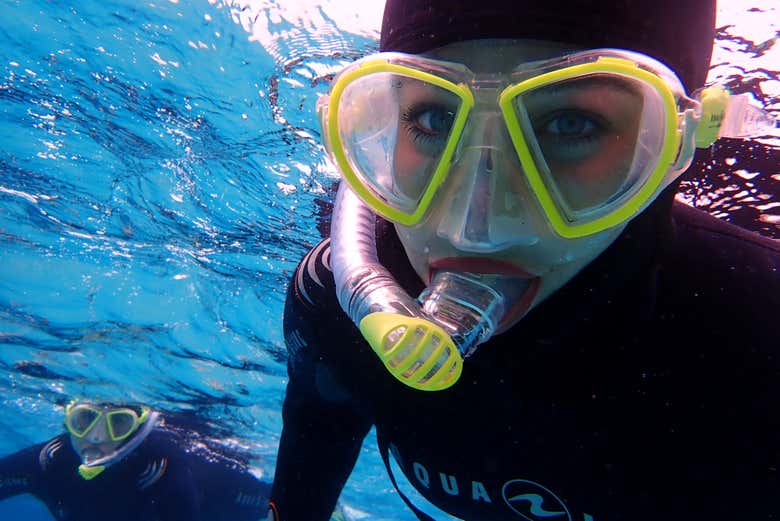 Desfrutando da atividade de snorkel