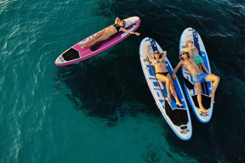 Descansando sobre as pranchas de paddle surf
