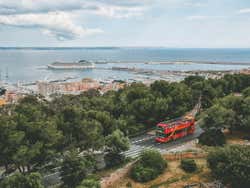Ônibus turístico perto da costa