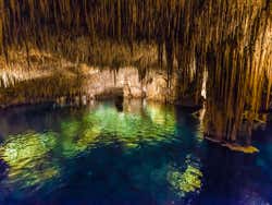 Lago no interior das grutas