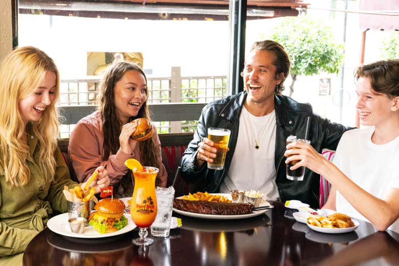 Amigos desfrutando de uma refeição no Hard Rock Cafe