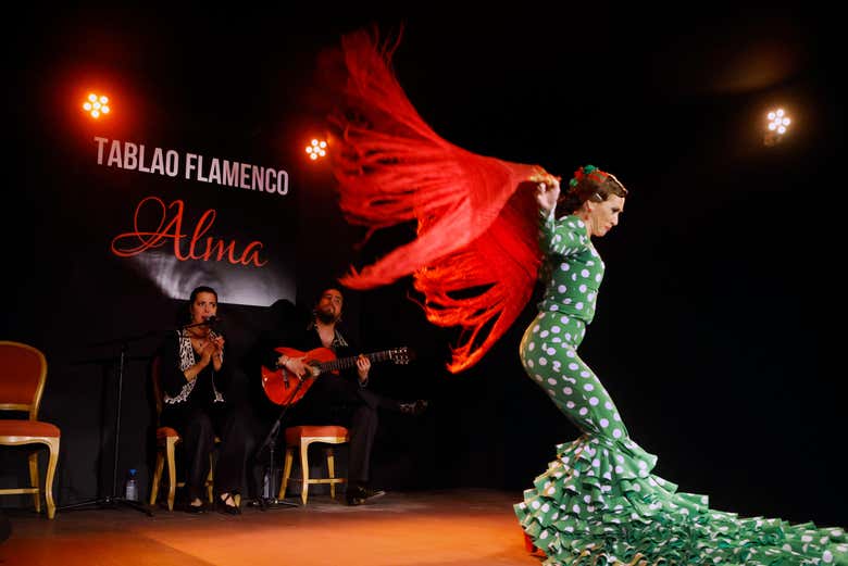 Artistas no palco do tablao Alma