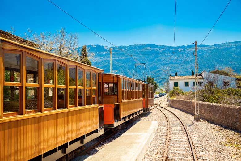 A bordo de um trem de madeira centenário